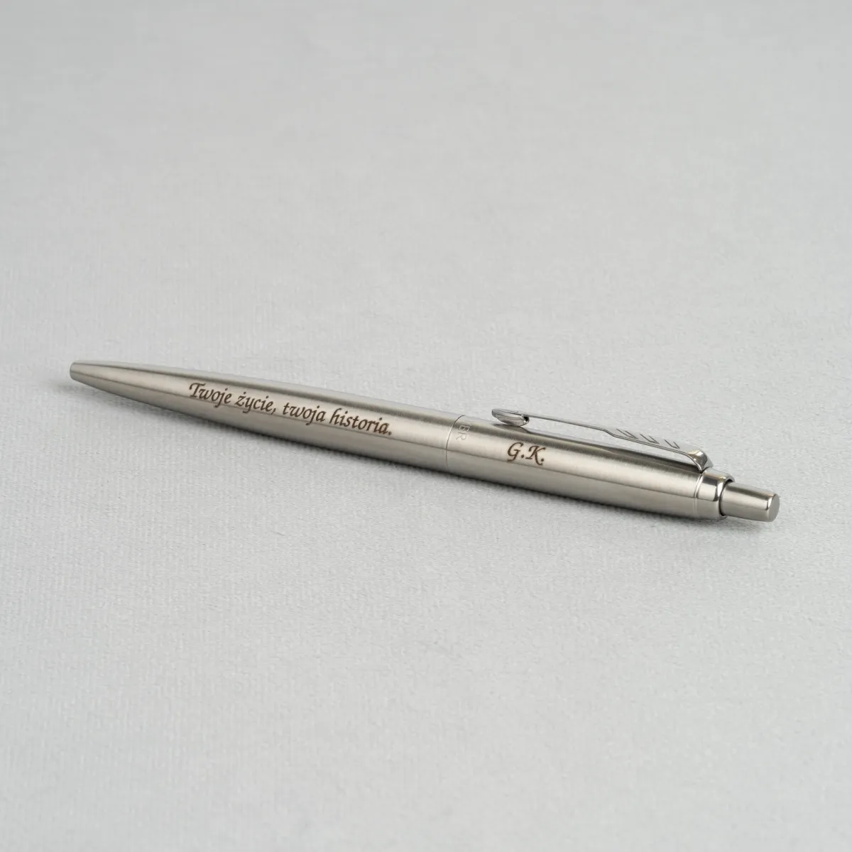 Długopis Parker Jotter Stalowy Matowy CT z grawerem &bdquo;Twoje życie, twoja historia.&rdquo; oraz inicjałami G.K.