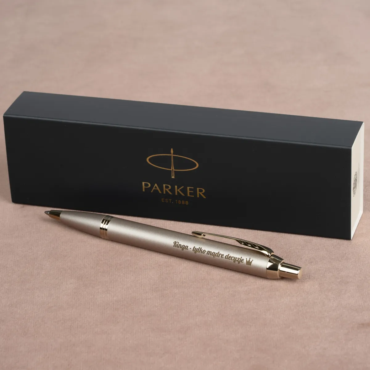 Długopis Parker IM Professionals Monochrome Champagne z personalizowanym grawerem oraz eleganckim pudełkiem Parker.
