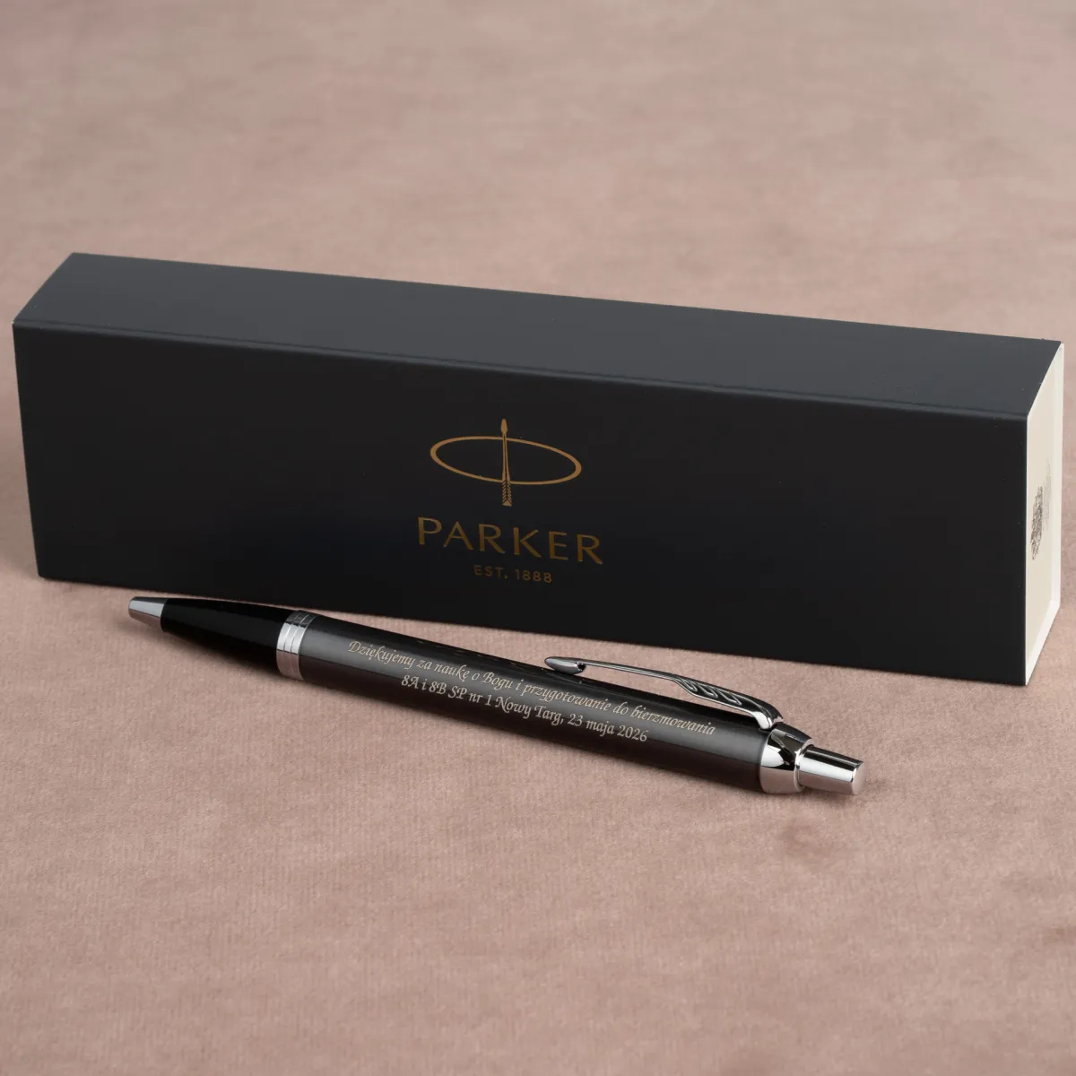 Długopis Parker IM Czarny Matowy CT z dedykowanym grawerem oraz eleganckim pudełkiem Parker w tle