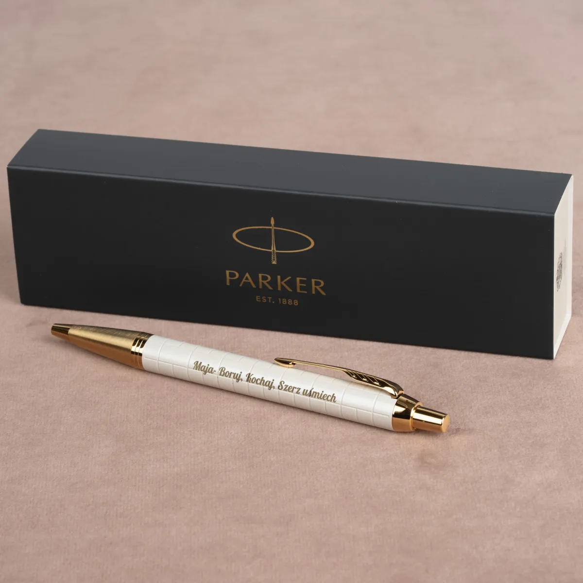 Długopis Parker IM Premium Perłowy GT z eleganckim grawerem oraz firmowym pudełkiem Parker.