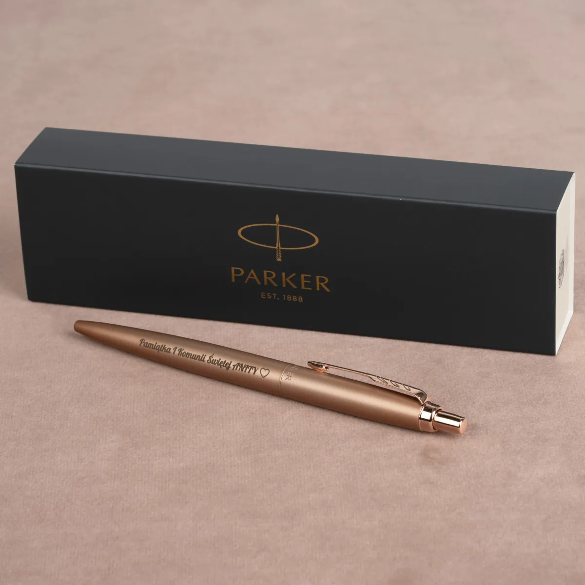 Długopis Parker Jotter XL Monochrome Pink Gold z grawerem „Pamiątka I Komunii Świętej ANTY” oraz eleganckim pudełkiem Parker.