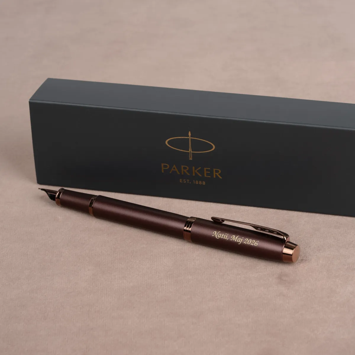 Pióro wieczne Parker IM Professionals Monochrome Burgundy z grawerem „Natii, Maj 2026” oraz eleganckim pudełkiem Parker.