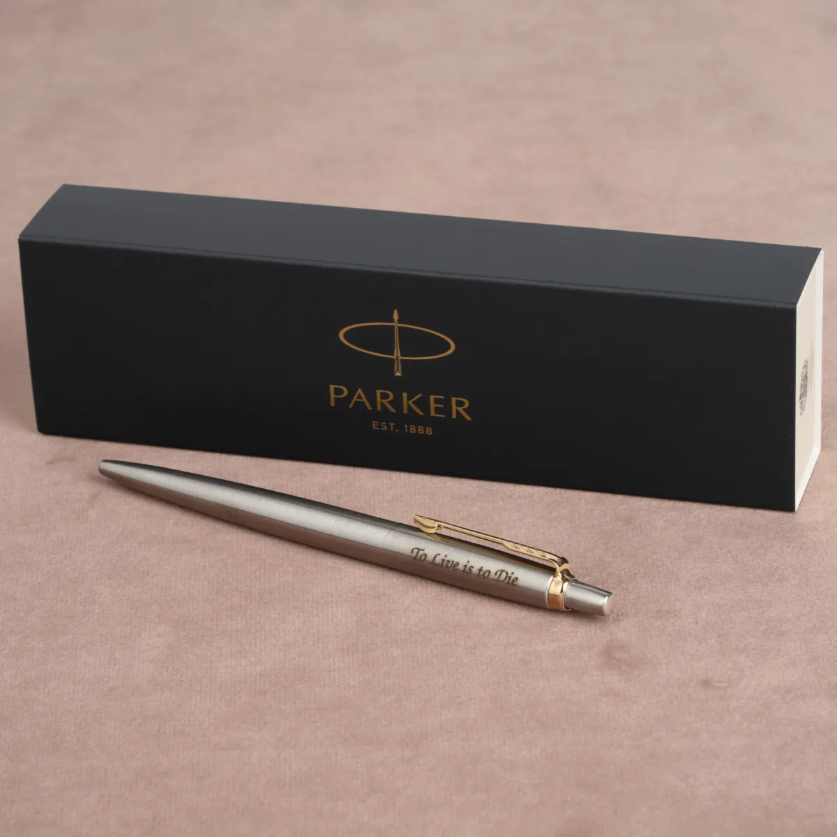 Długopis Parker Jotter Stalowy Matowy GT z indywidualnym grawerem &bdquo;To Live is to Die&rdquo; na tle eleganckiego pudełka Parker.