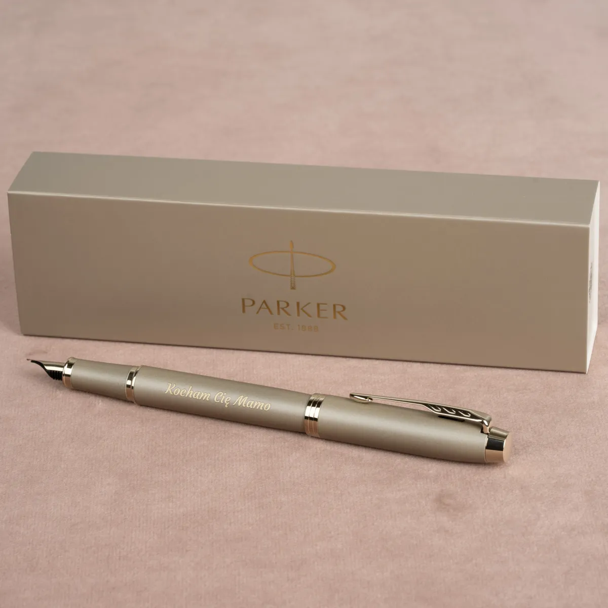 Pióro wieczne Parker IM Rituals Sandstone z grawerem „Kocham Cię Mamo” oraz eleganckim pudełkiem Parker w kolorze piaskowym.