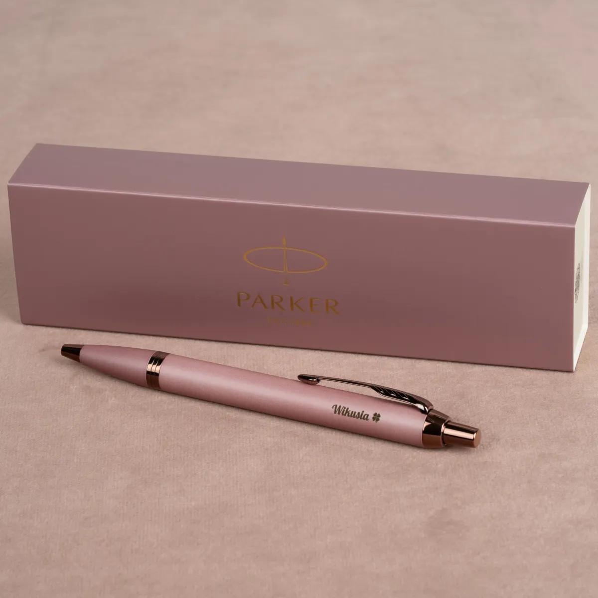 Długopis Parker IM Rituals Mauve z personalizowanym grawerem „Wikusia” oraz eleganckim pudełkiem Parker w różowym kolorze.