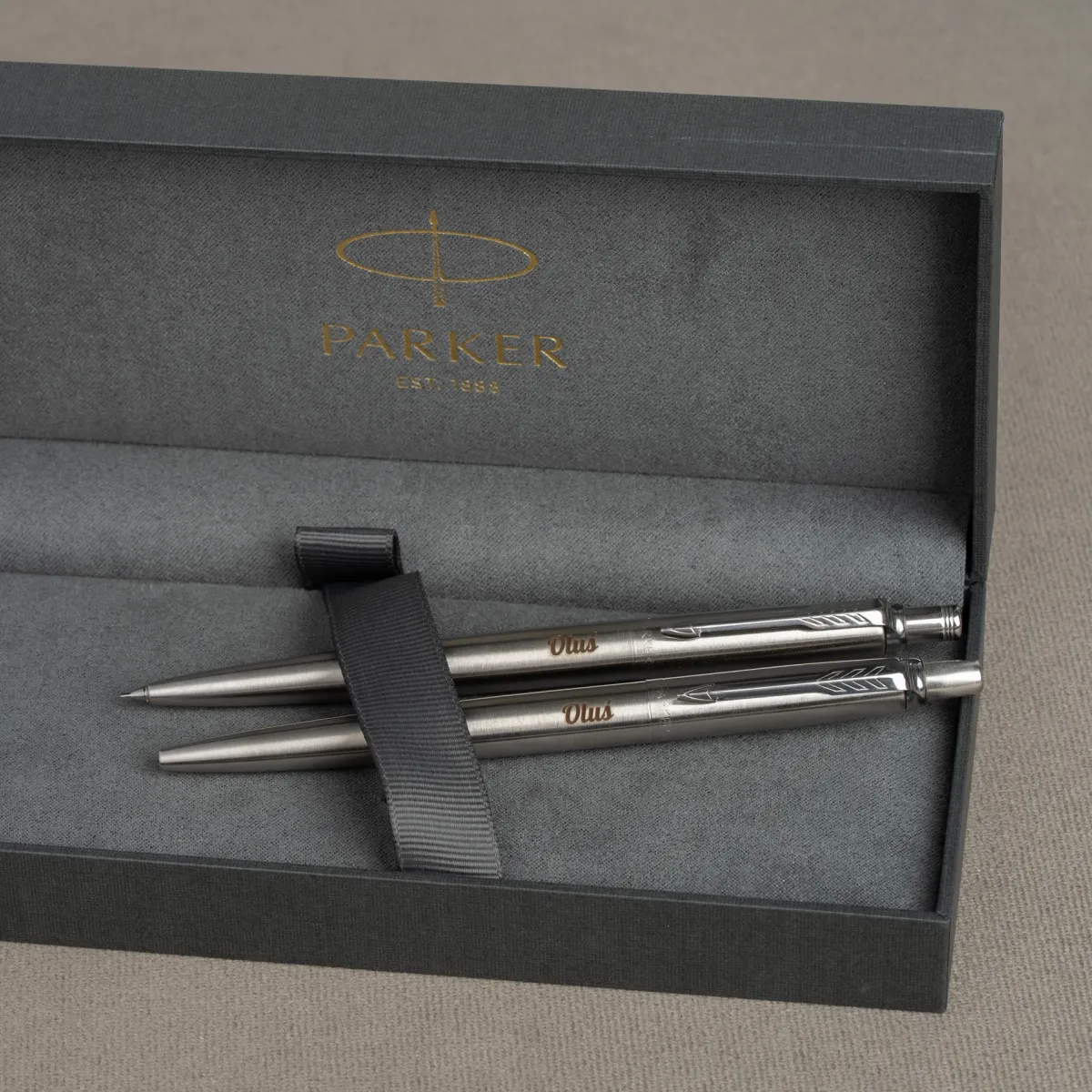 Długopis Parker Jotter Stalowy Matowy CT oraz oł&oacute;wek automatyczny z grawerem &bdquo;Oluś&rdquo; w eleganckim etui Parker.