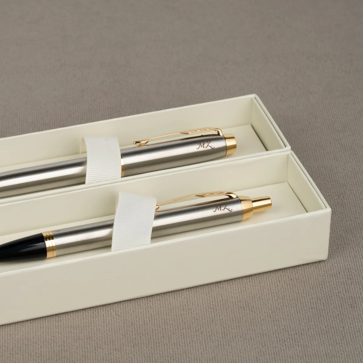 Komplet długopisu i pióra Parker IM Brushed Metal GT z grawerem inicjałów „M.Z.” w eleganckim jasnym etui