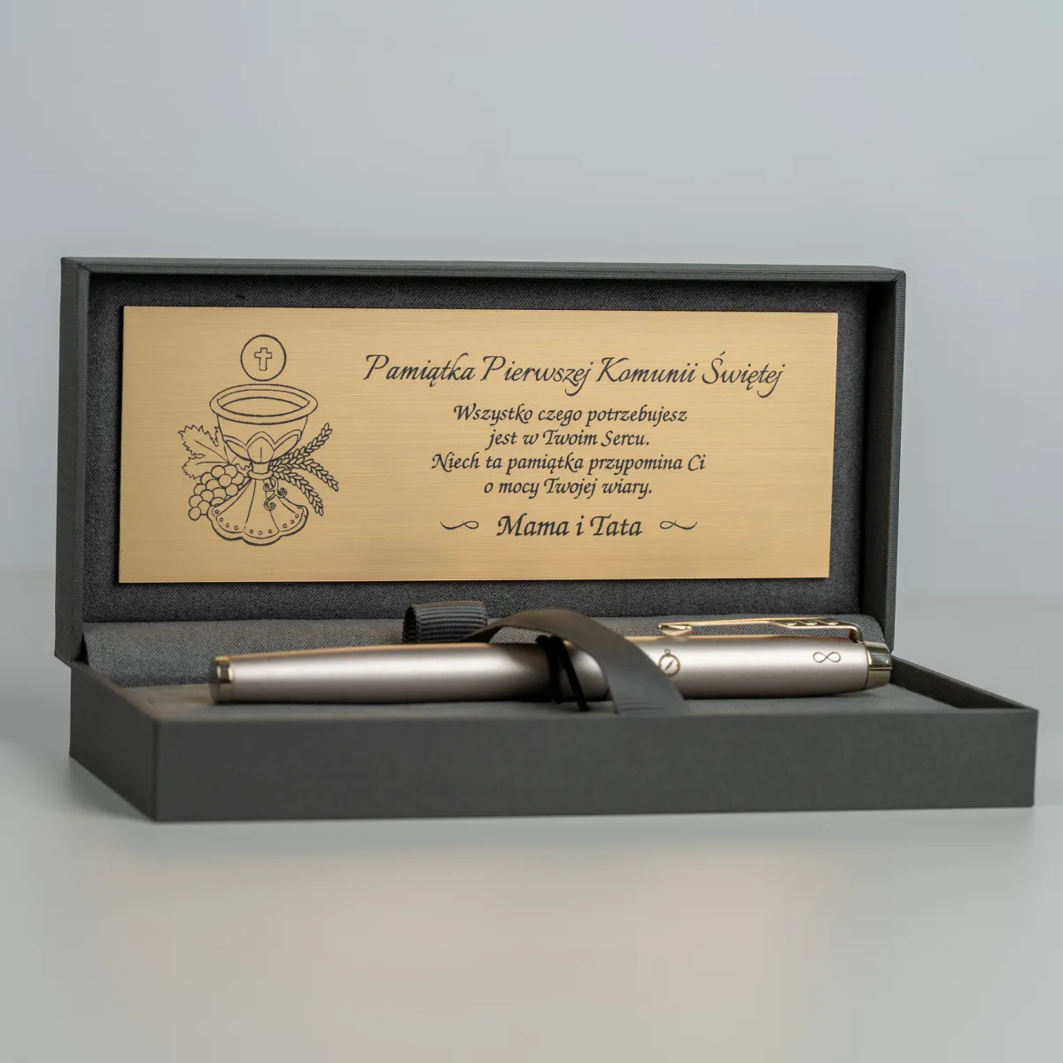 Pióro wieczne Parker IM Professionals Monochrome Champagne w eleganckim etui z dedykacją na Pierwszą Komunię Świętą.