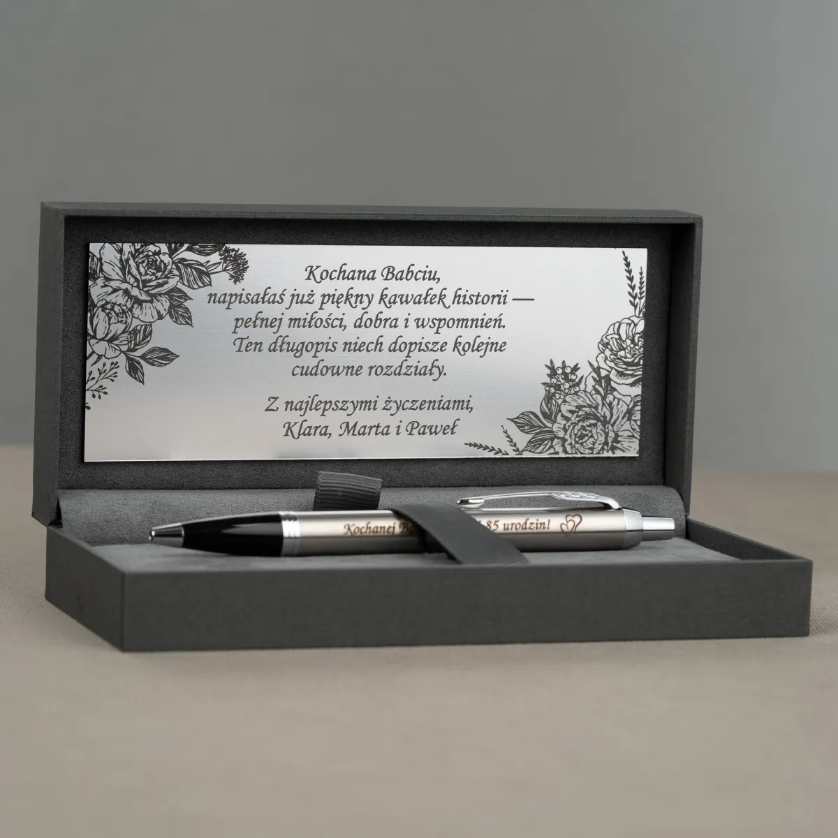 Długopis Parker IM Stainless Steel CT w eleganckim etui z dedykacją dla babci i ozdobną tabliczką z życzeniami