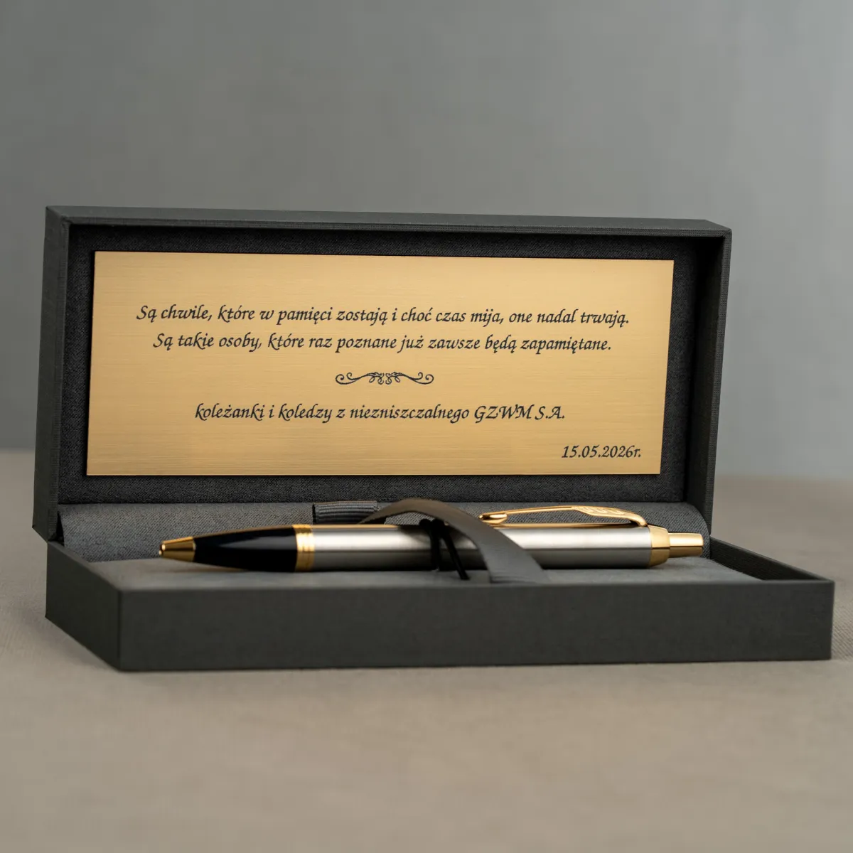 Długopis Parker IM Brushed Metal GT w eleganckim etui z personalizowaną tabliczką z dedykacją i życzeniami.