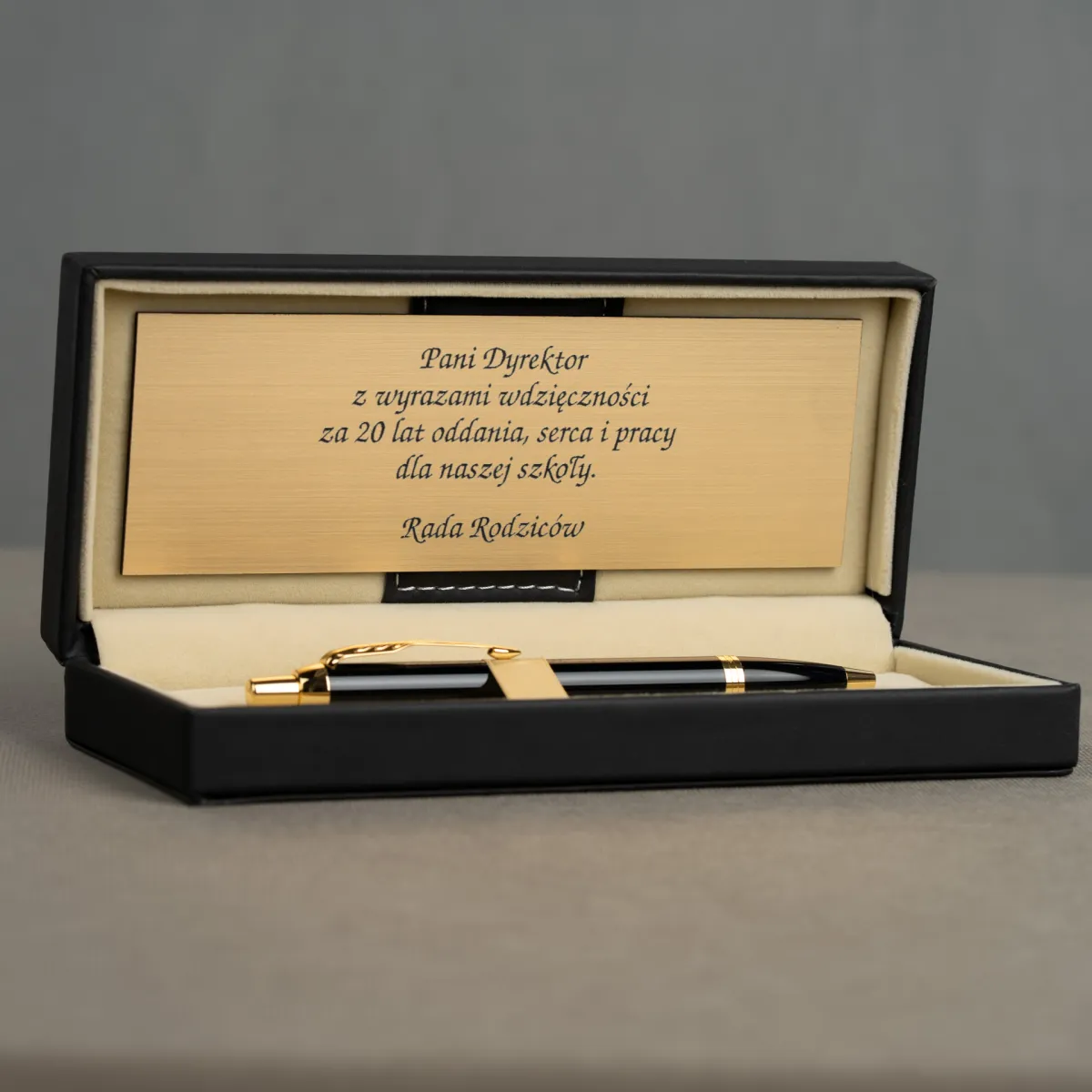 Długopis Parker IM Czarny GT w eleganckim etui z tabliczką z dedykacją dla dyrektorki szkoły.