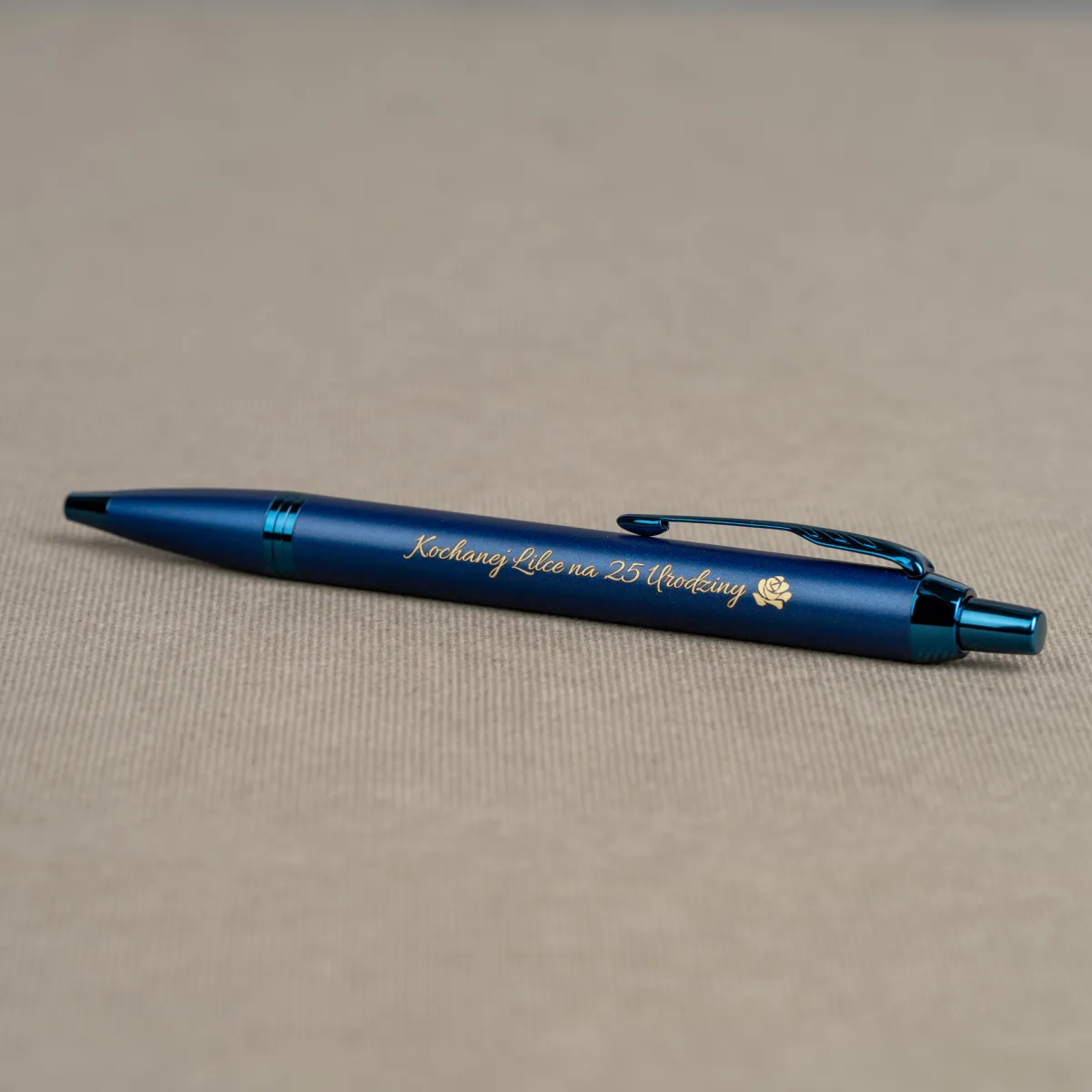 Długopis Parker IM Professionals Monochrome Blue z personalizowanym grawerem &bdquo;Kochanej Lilce na 25 Urodziny&rdquo;.