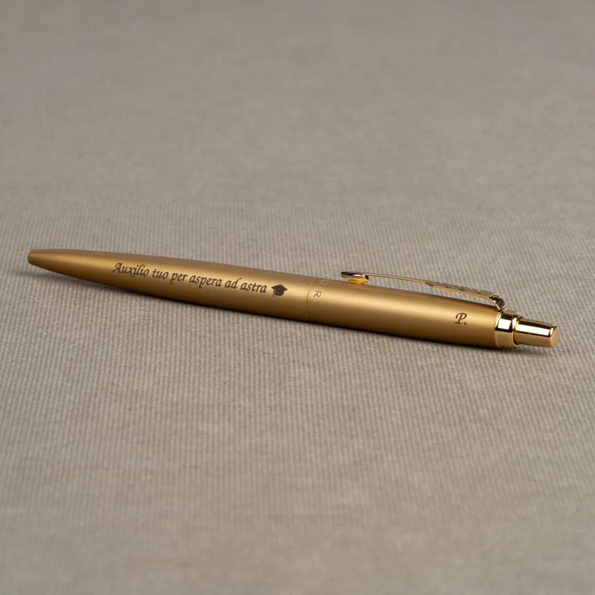 Długopis Parker Jotter XL Monochrome Gold z grawerem &bdquo;Auxilio tuo per aspera ad astra&rdquo;.