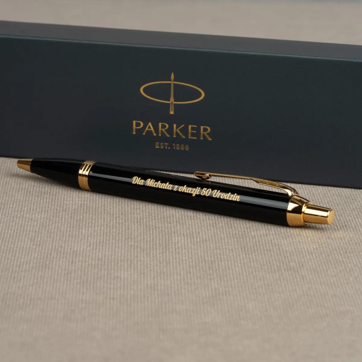 Długopis Parker IM Czarny GT z personalizowanym grawerem „Dla Michała z okazji 50 Urodzin”.