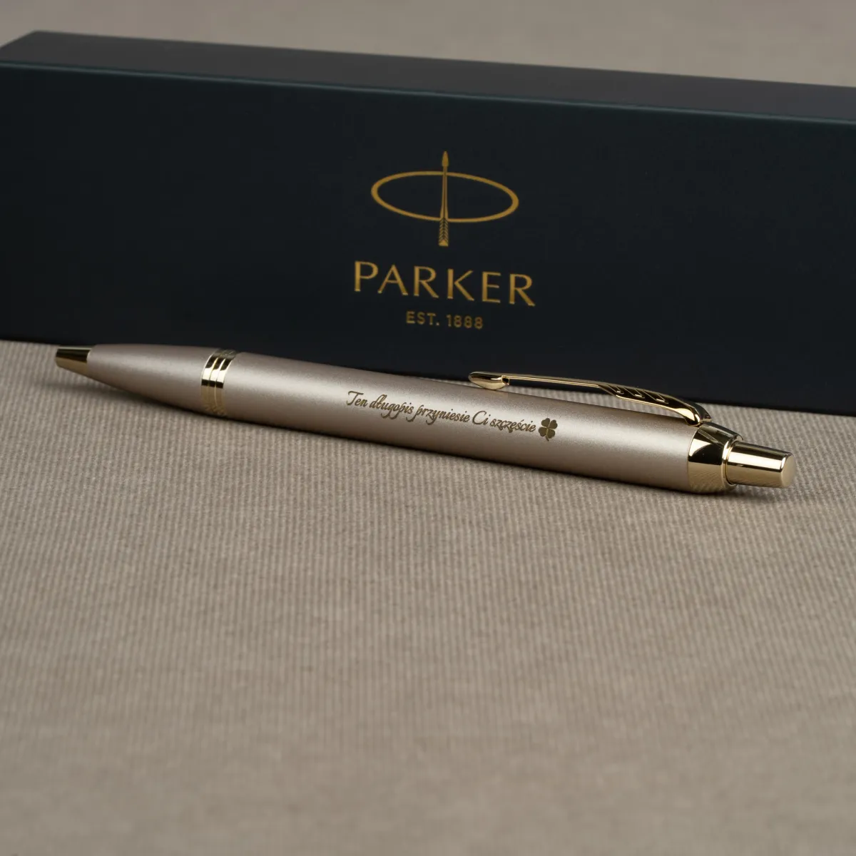 Długopis Parker IM Professionals Monochrome Champagne z grawerem „Ten długopis przyniesie Ci szczęście”.