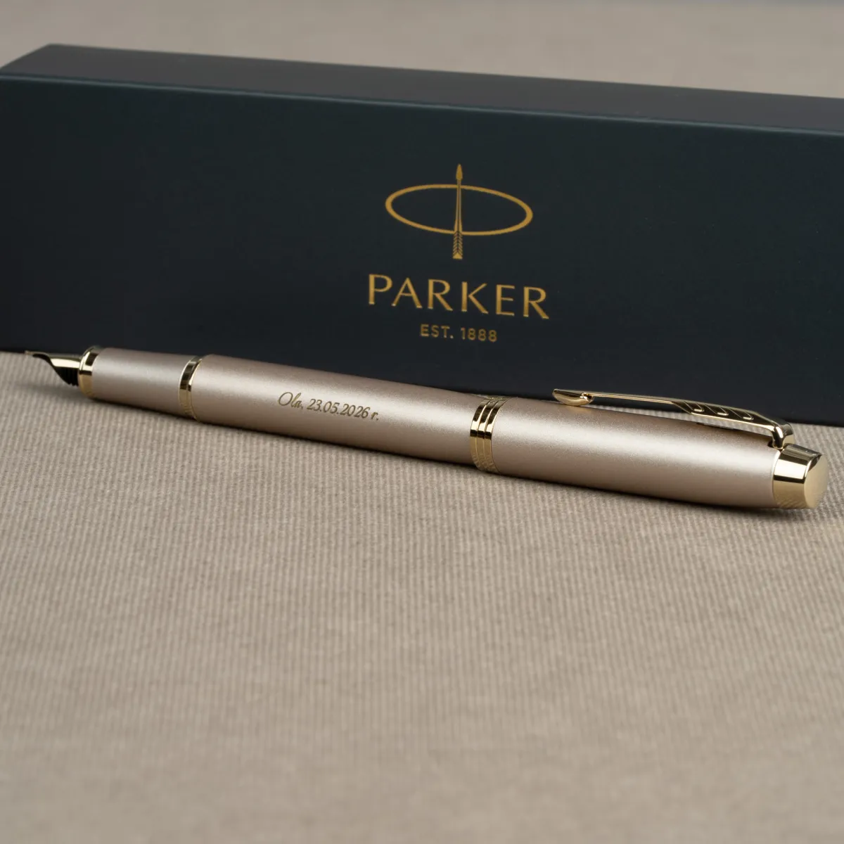 Pióro wieczne Parker IM Professionals Monochrome Champagne z grawerem „Ola, 23.05.2026 r.”.