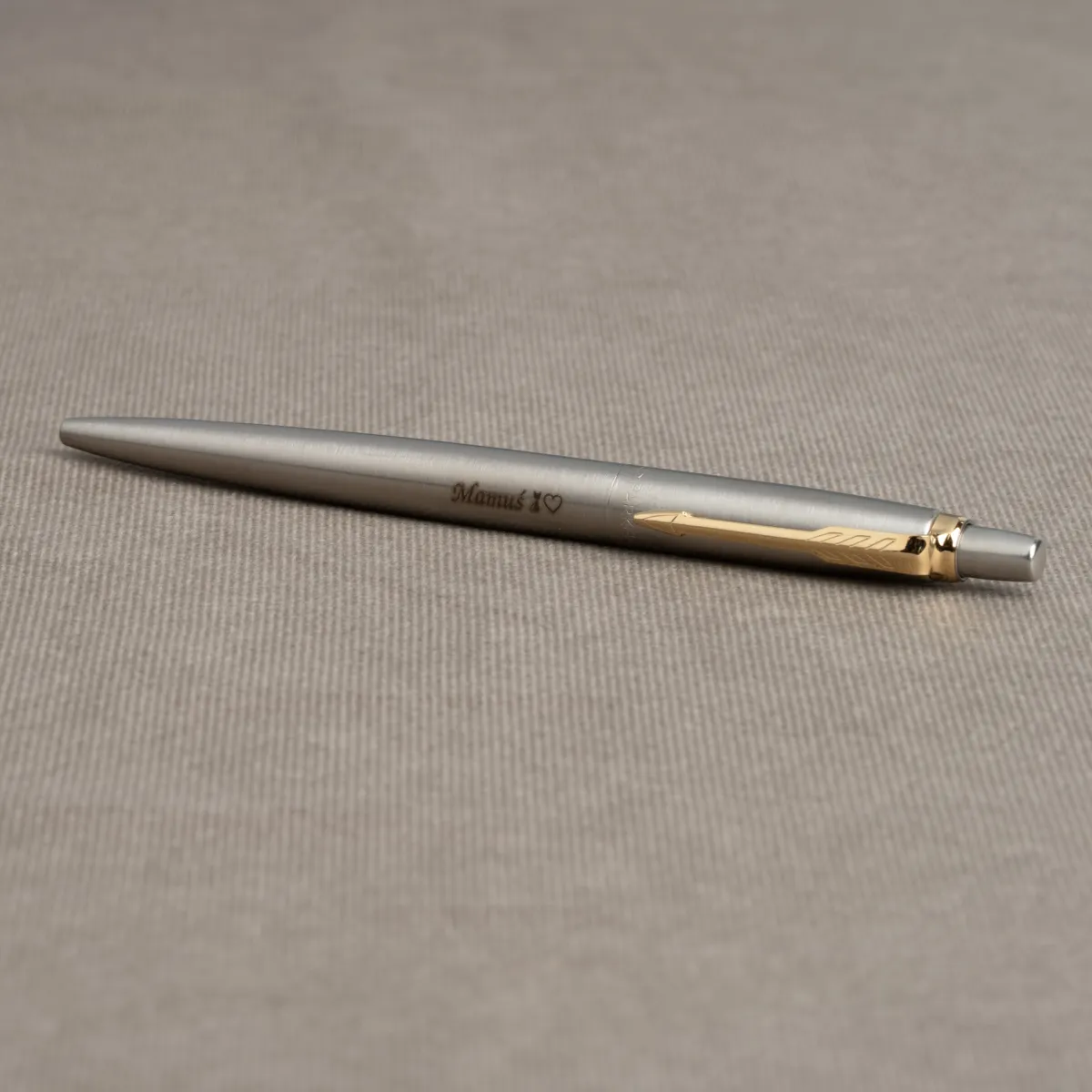Długopis Parker Jotter Stalowy Matowy GT z grawerem &bdquo;Mamuś&rdquo; i symbolem serca.
