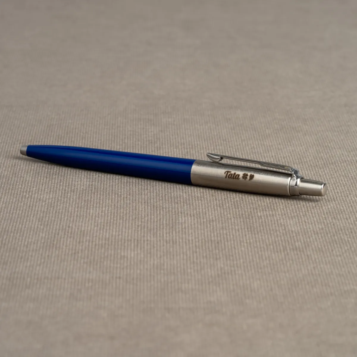 Długopis Parker Jotter niebieski z grawerem „Tata” i symbolem koniczyny.