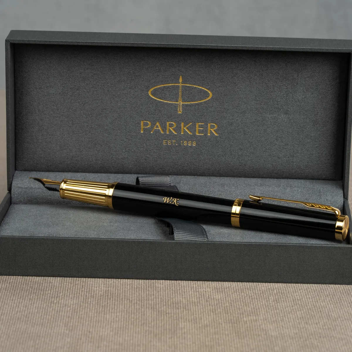 Pióro wieczne Parker Ingenuity Czarne GT z grawerem inicjałów „W.K.” w eleganckim etui
