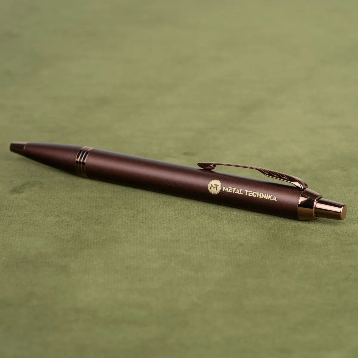 Długopis Parker IM Professionals Monochrome Burgundy z grawerem logo firmowego na bordowym korpusie.