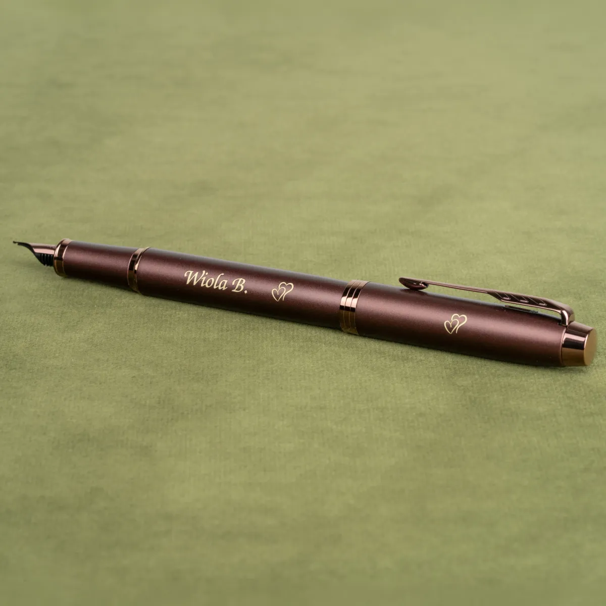 Pióro wieczne Parker IM Professionals Monochrome Burgundy z personalizowanym grawerem i motywem serc.