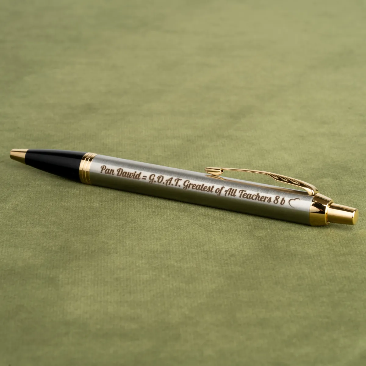Długopis Parker IM Brushed Metal GT z personalizowanym grawerem dedykacji dla nauczyciela.