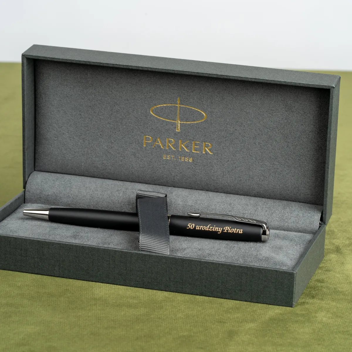 Długopis Parker Sonnet Czarny Matowy CT w eleganckim etui z grawerem na 50 urodziny.