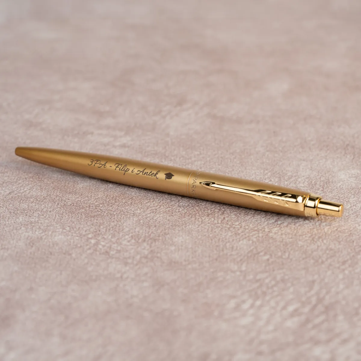 Złoty długopis Parker Jotter XL Monochrome Gold z personalizowanym grawerem &bdquo;3PA - Filip i Antek&rdquo;