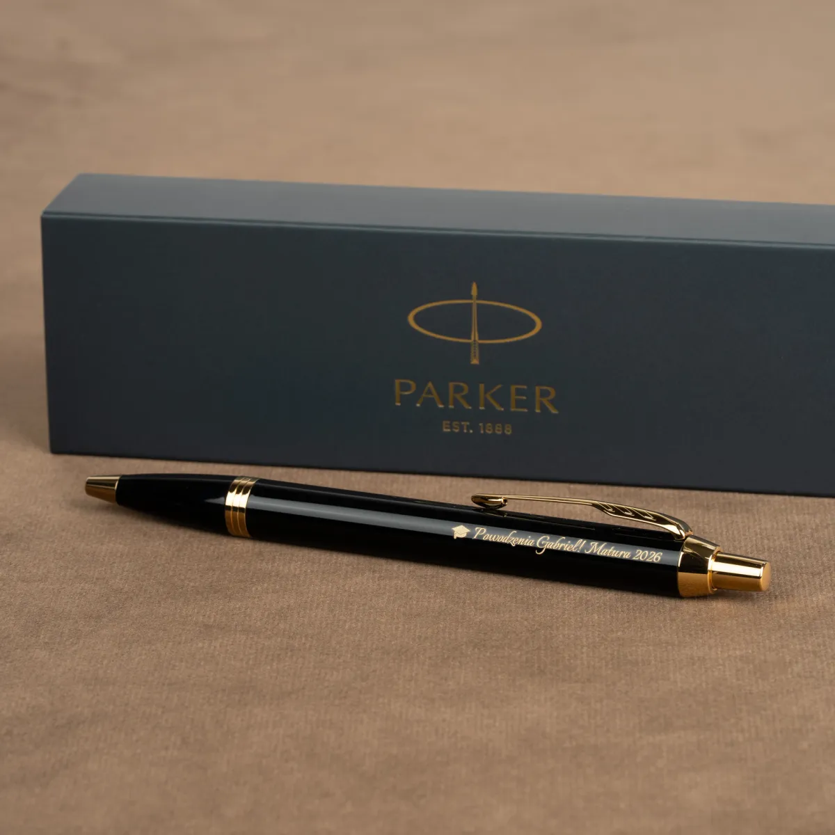 Długopis Parker IM Czarny GT z grawerem „Powodzenia Gabriell. Matura 2026” ustawiony przed eleganckim pudełkiem Parker