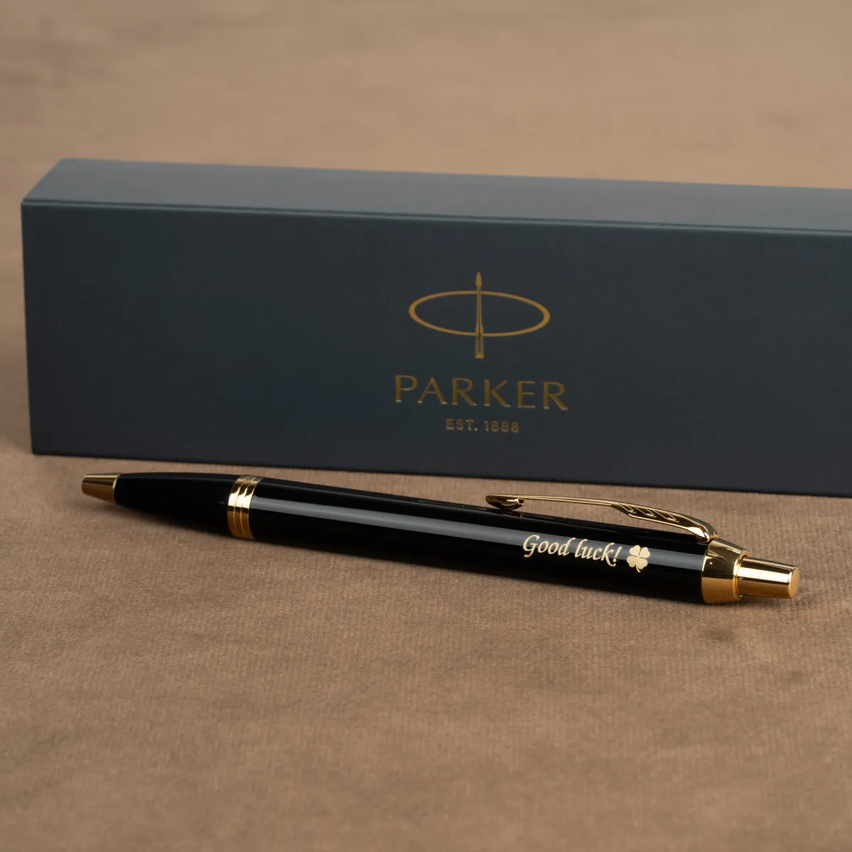 Długopis Parker IM Czarny GT z grawerem „Good Luck!” i symbolem czterolistnej koniczyny na tle eleganckiego pudełka Parker