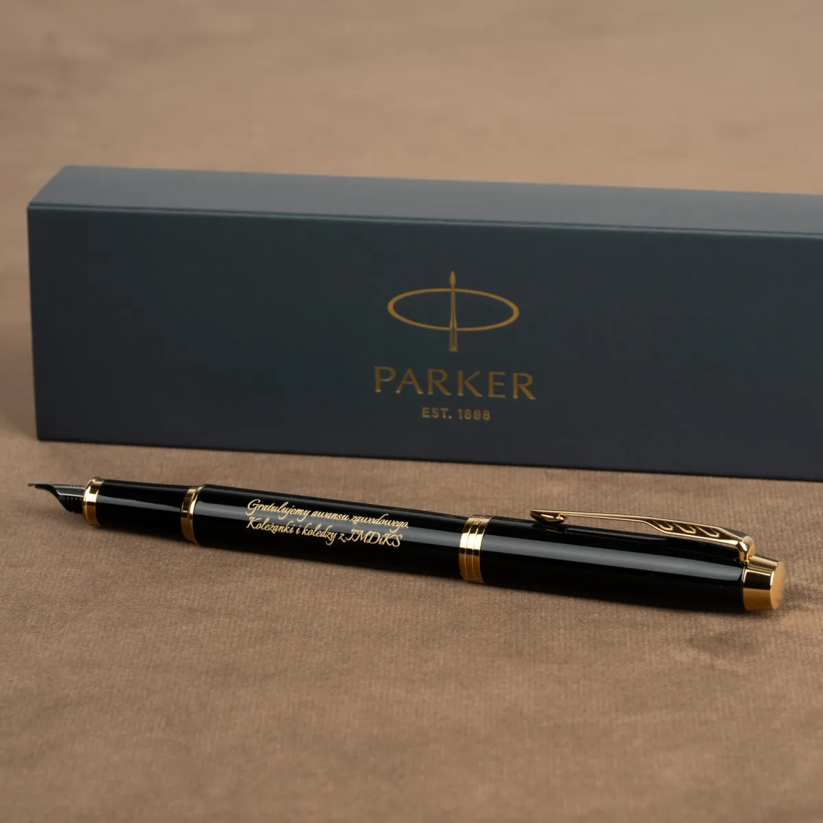 Pióro wieczne Parker IM Czarne GT z eleganckim grawerem gratulacyjnym oraz pudełkiem Parker w tle