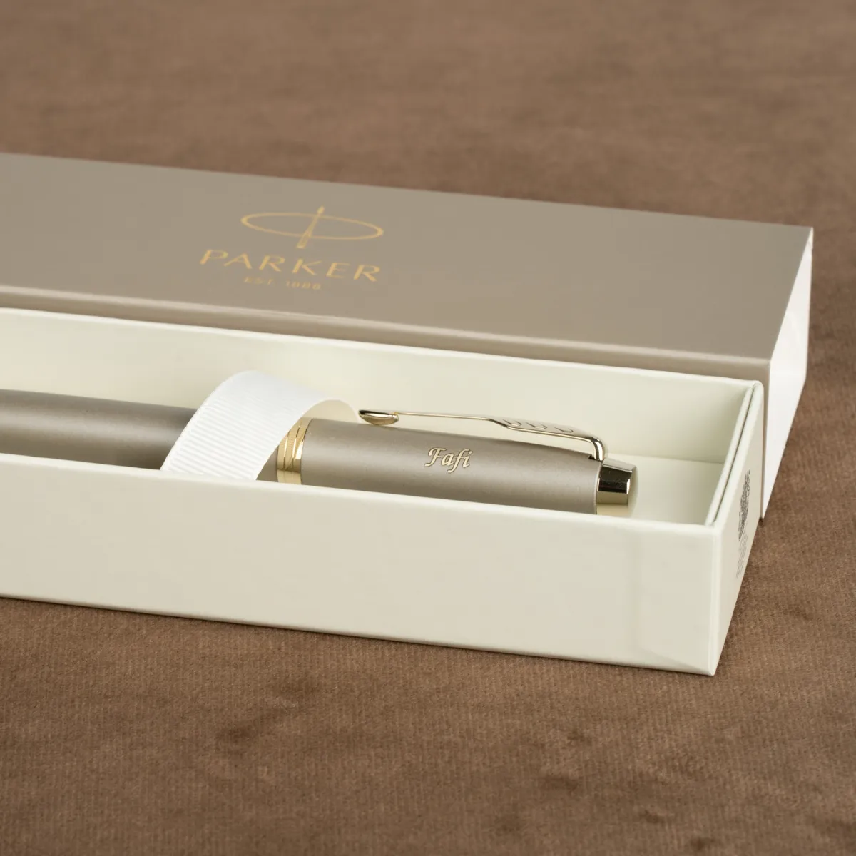 Pióro wieczne Parker IM Rituals Sandstone z grawerem „Fafi” umieszczone w eleganckim pudełku prezentowym Parker