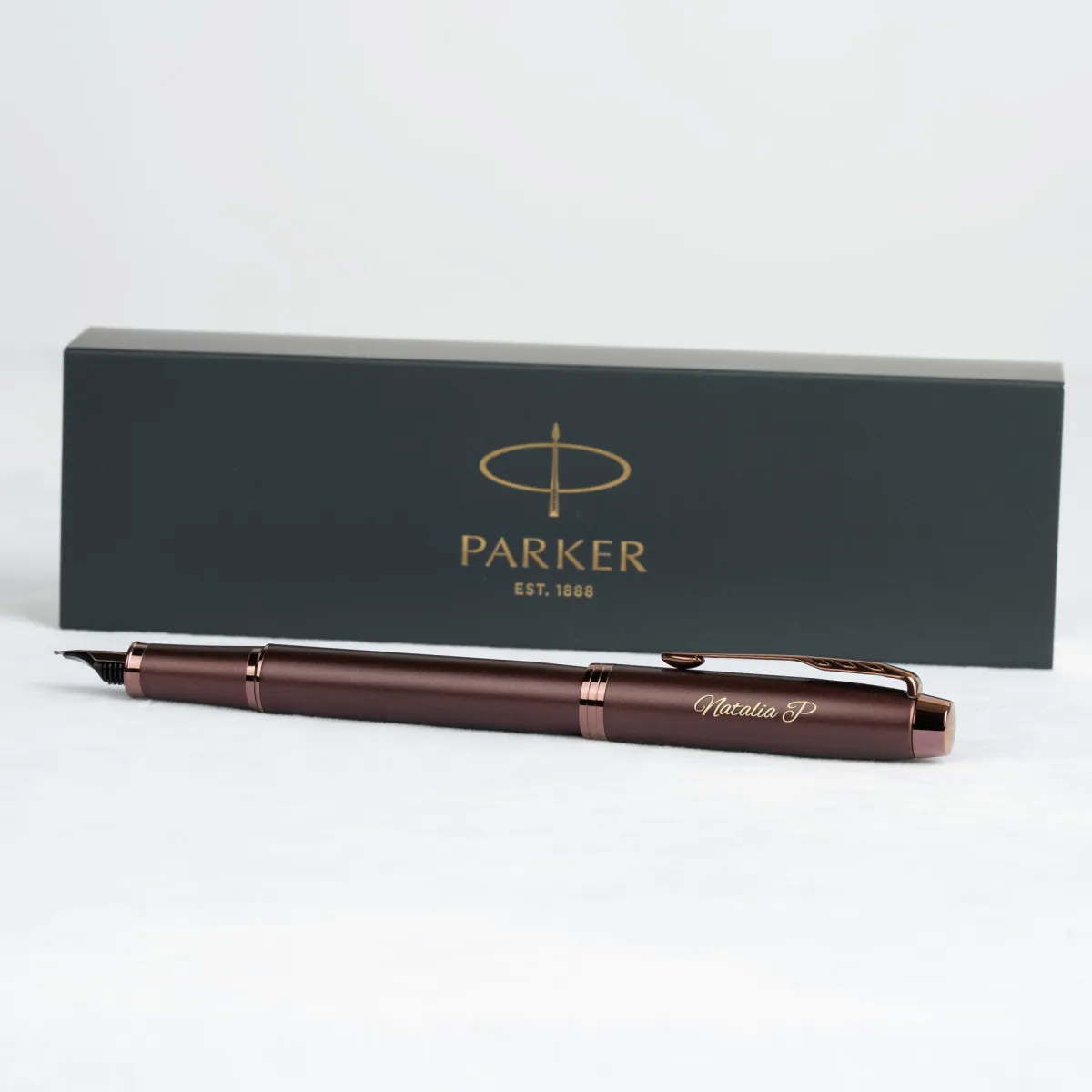 Pióro wieczne Parker IM Professionals Monochrome Burgundy z grawerem „Natalia P” na tle eleganckiego pudełka Parker.