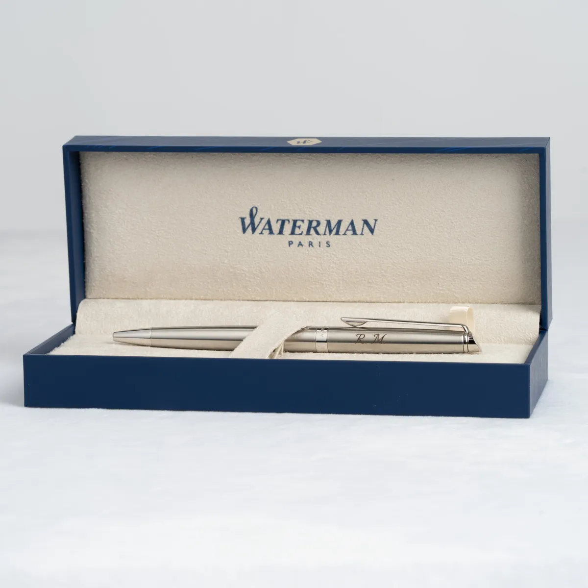Długopis Waterman Hemisphere stalowy CT z grawerem inicjałów „R.M.” w eleganckim pudełku Waterman.