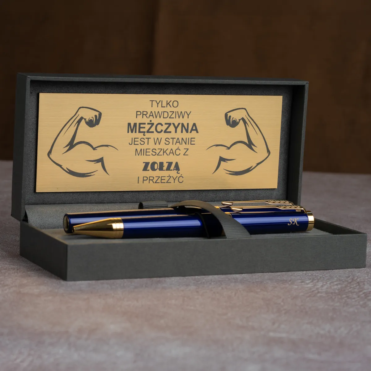 Długopis Parker Ingenuity Granatowy GT z grawerem „SK” w eleganckim etui z personalizowaną tabliczką dedykacyjną.