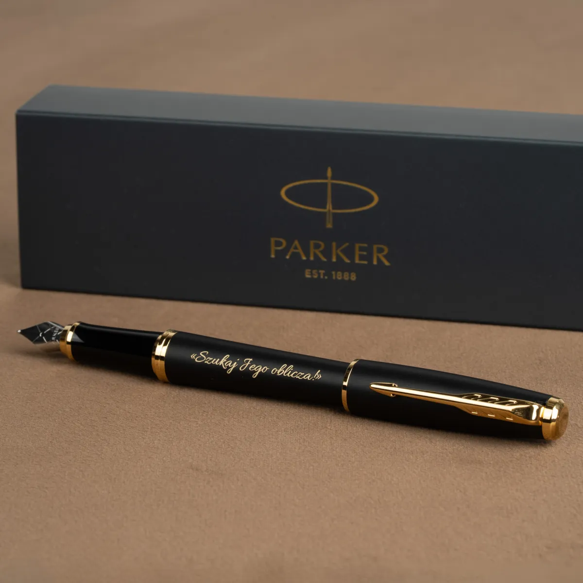 Pióro wieczne Parker Urban Muted Black GT z grawerem „Szukaj Jego oblicza” na tle eleganckiego pudełka Parker.