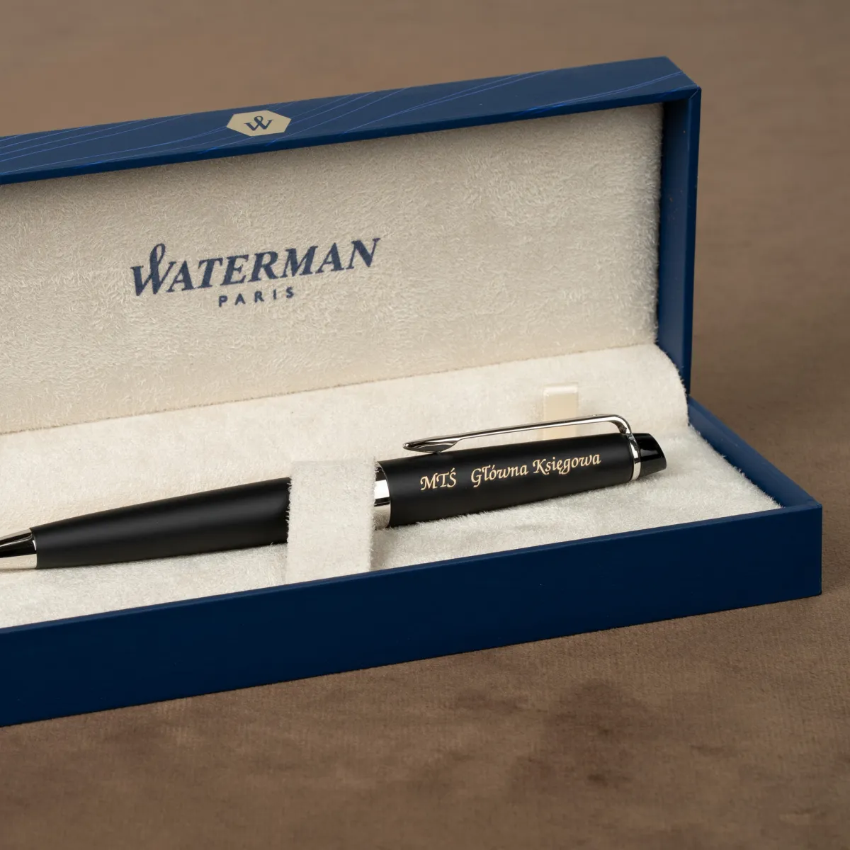 Długopis Waterman Expert czarny matowy CT z personalizowanym grawerem &bdquo;MIŚ Gł&oacute;wna Księgowa&rdquo; w eleganckim etui Waterman