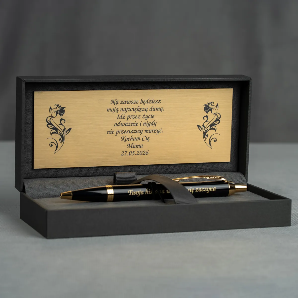 Długopis Parker IM Czarny GT w eleganckim etui z dedykacją od mamy i personalizowanym grawerem.