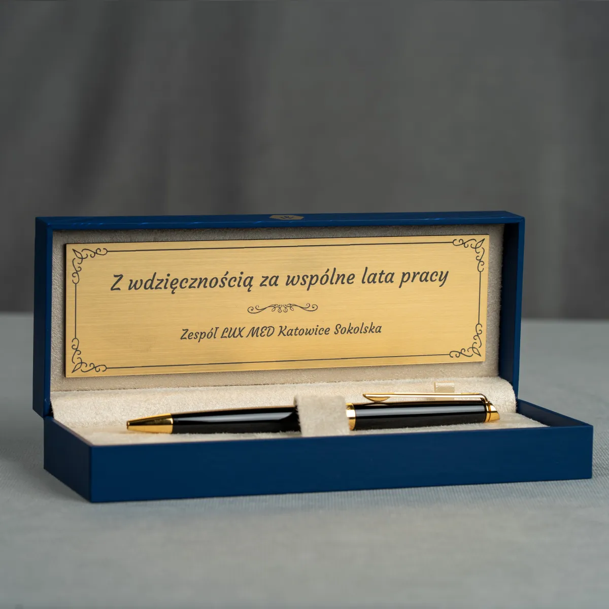 Długopis Waterman Hemisphere czarny GT z grawerowanymi inicjałami, umieszczony w eleganckim etui.