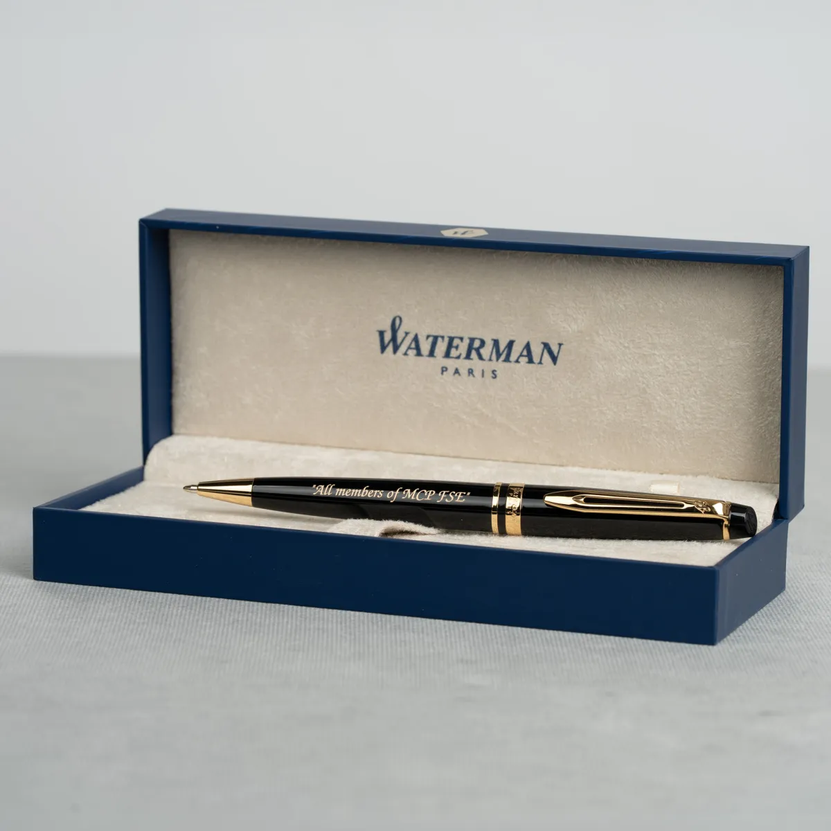 Długopis Waterman Expert czarny GT z personalizowanym grawerem w eleganckim pudełku Waterman Paris.