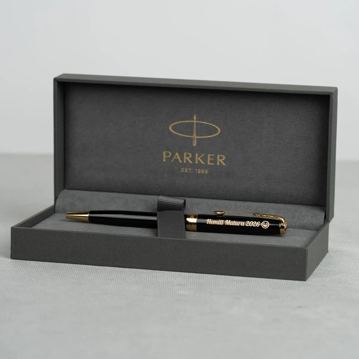Długopis Parker Sonnet Czarna Laka GT z grawerem „Heniu Matura 2026” w eleganckim etui Parker.