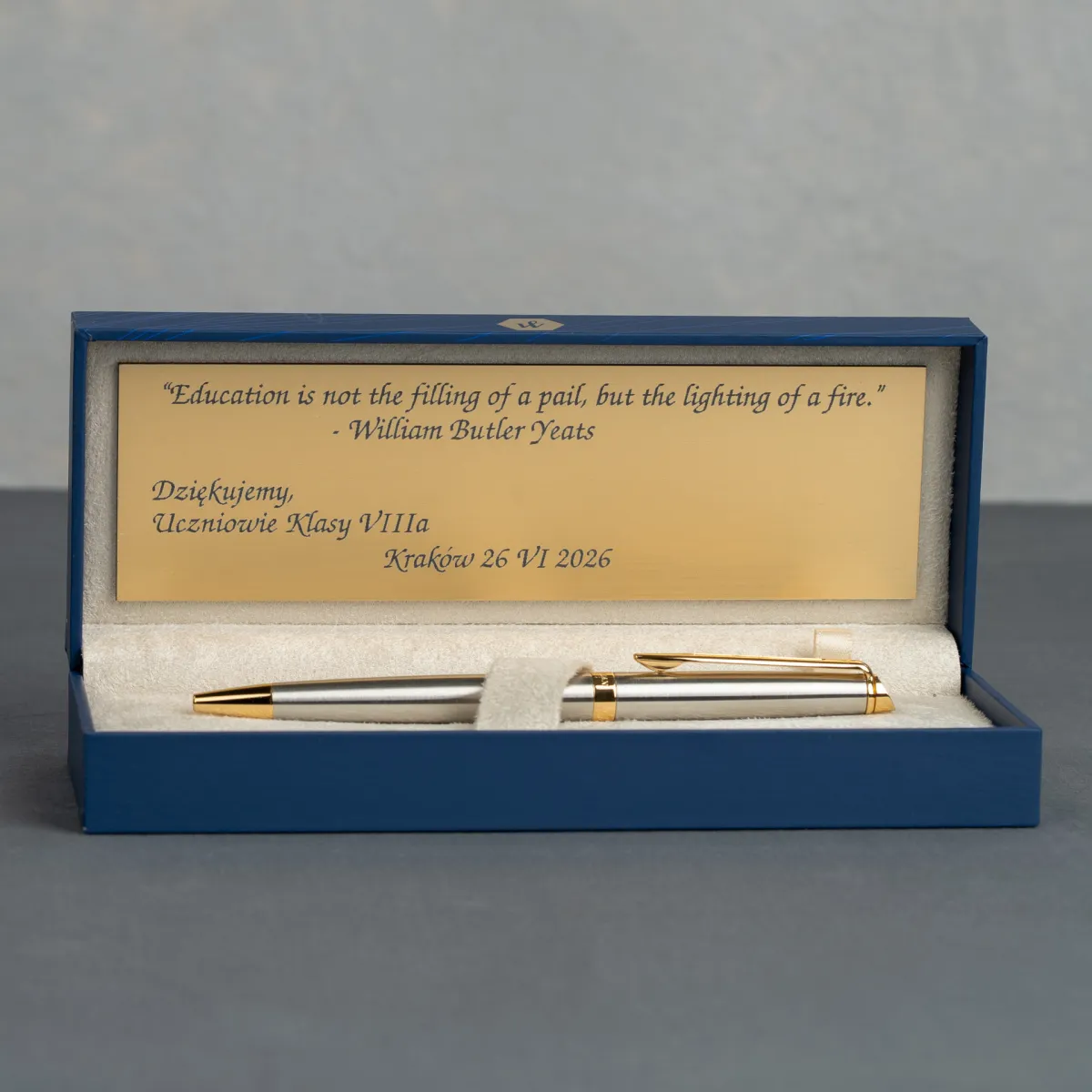 Długopis Waterman Hemisphere stalowy GT w eleganckim etui z grawerowaną dedykacją dla nauczyciela i cytatem Williama Butlera Yeatsa.
