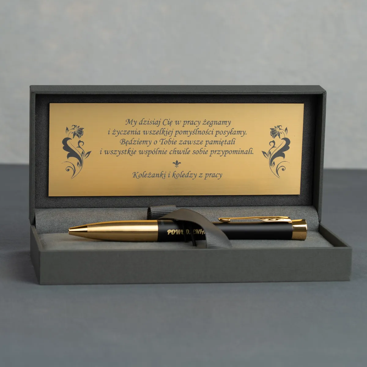 Długopis Parker Urban Czarny Matowy GT w eleganckim etui z dedykacją pożegnalną od wsp&oacute;łpracownik&oacute;w i personalizowanym grawerem.