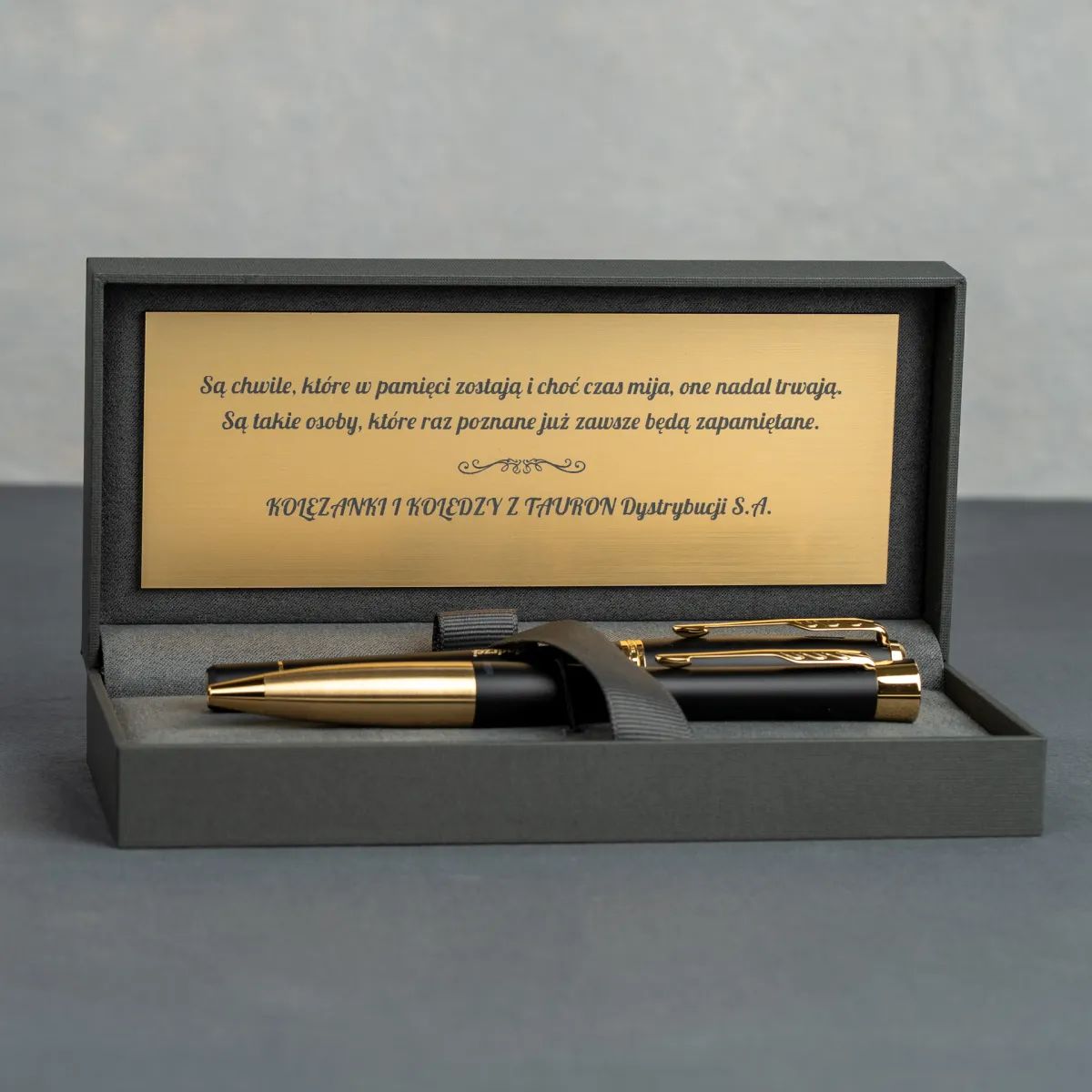 Długopis Parker Urban Czarny Matowy GT w eleganckim etui z grawerowaną dedykacją pożegnalną od wsp&oacute;łpracownik&oacute;w TAURON Dystrybucja S.A.