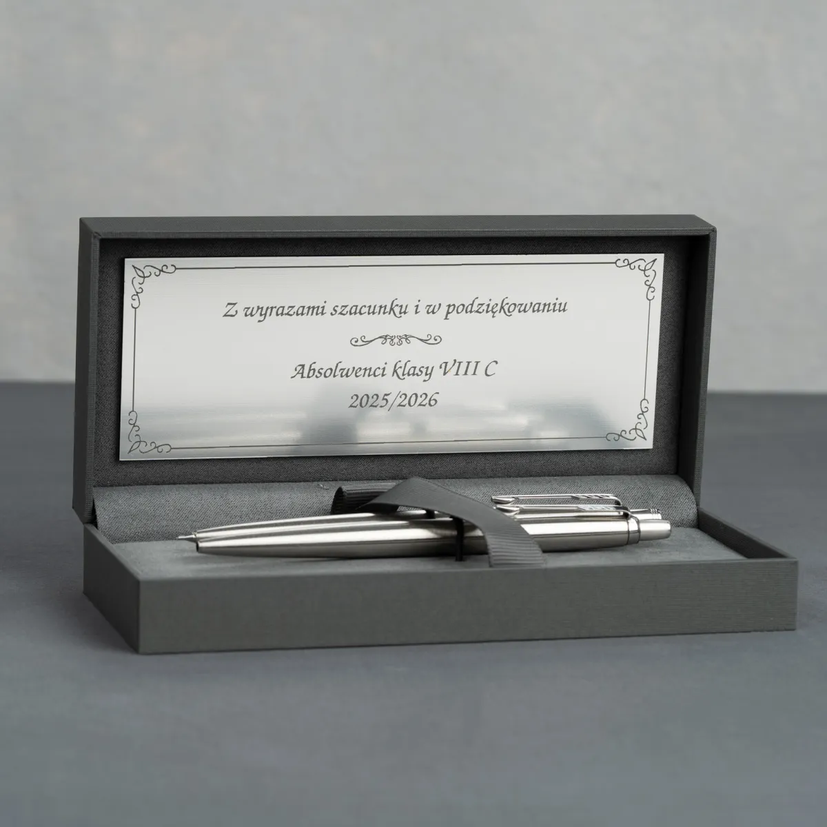 Oł&oacute;wek Parker Jotter Bond Stalowy CT w eleganckim etui z grawerowaną tabliczką z podziękowaniami od absolwent&oacute;w klasy VIII C.