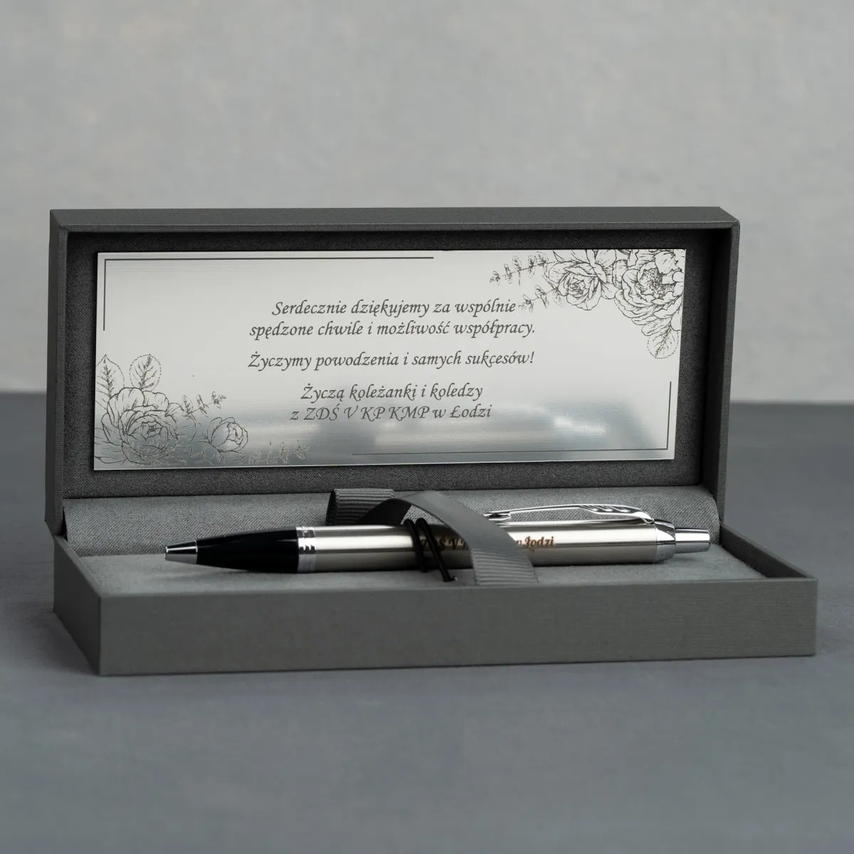 Długopis Parker IM Stainless Steel CT w eleganckim etui z ozdobną tabliczką i dedykacją z podziękowaniami za wsp&oacute;łpracę.