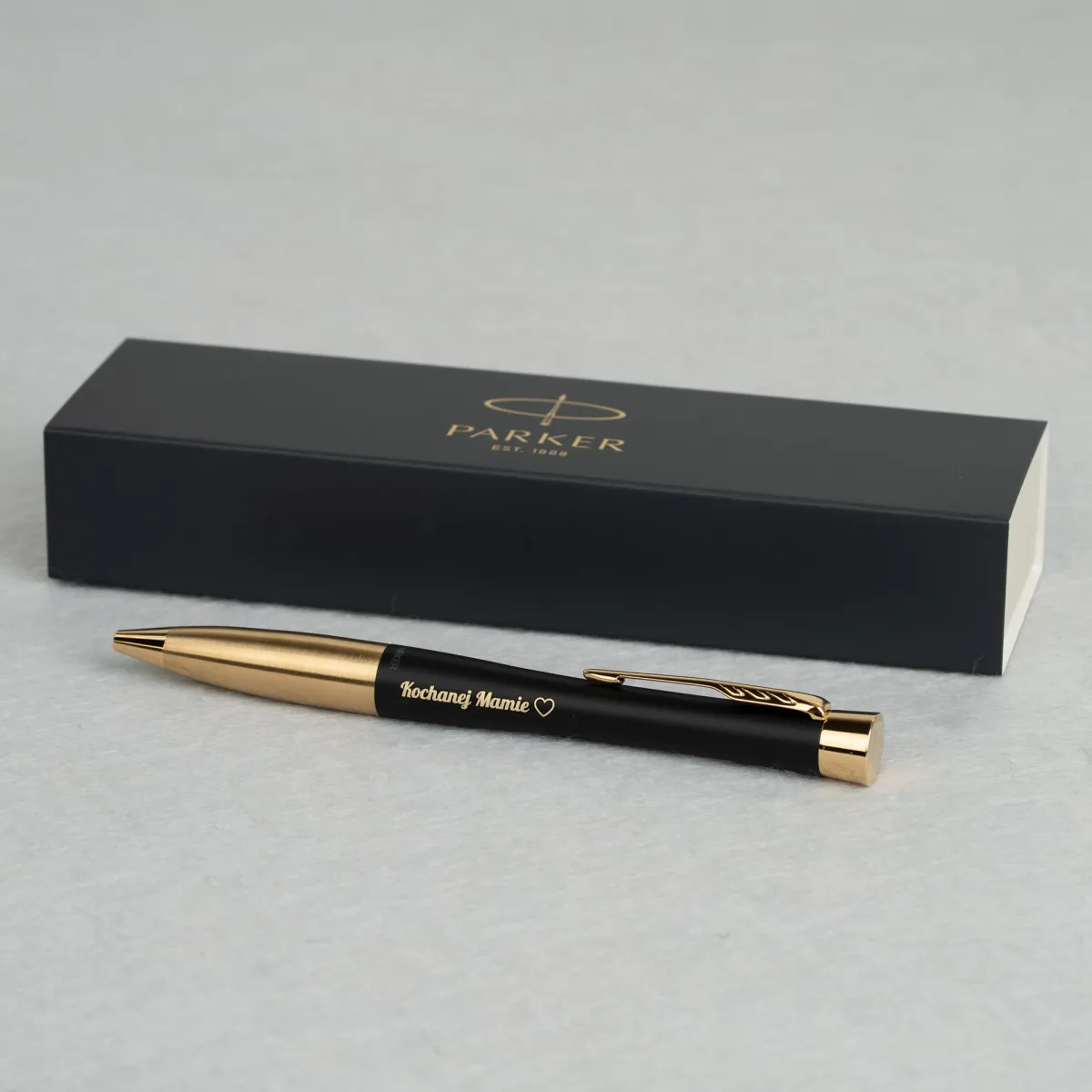 Długopis Parker Urban Czarny Matowy GT z grawerem &bdquo;Kochanej Mamie&rdquo; oraz eleganckim firmowym etui Parker w tle