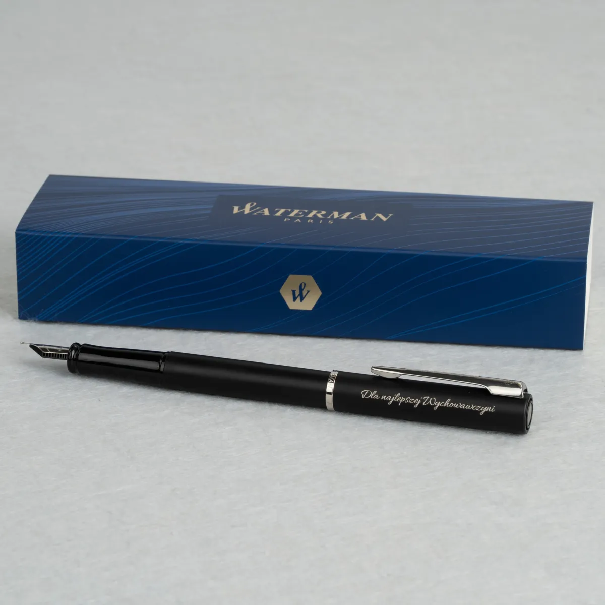 Pióro wieczne Waterman Impression czarne CT z grawerem „Dla najlepszej Wychowawczyni” na tle firmowego etui Waterman.