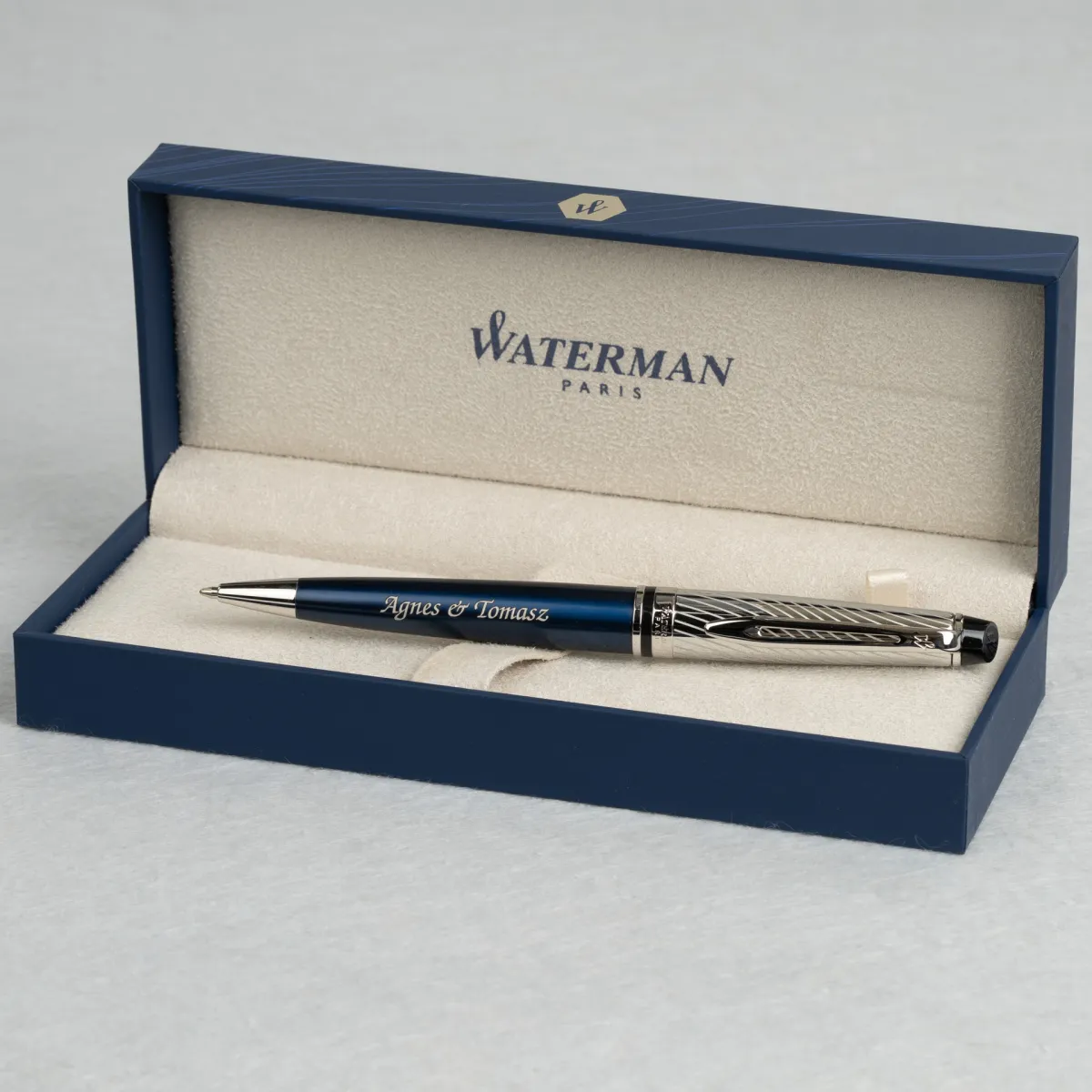 Długopis Waterman Expert Deluxe Metallic Niebieski z grawerem „Agnes & Tomasz”, prezentowany w eleganckim etui Waterman