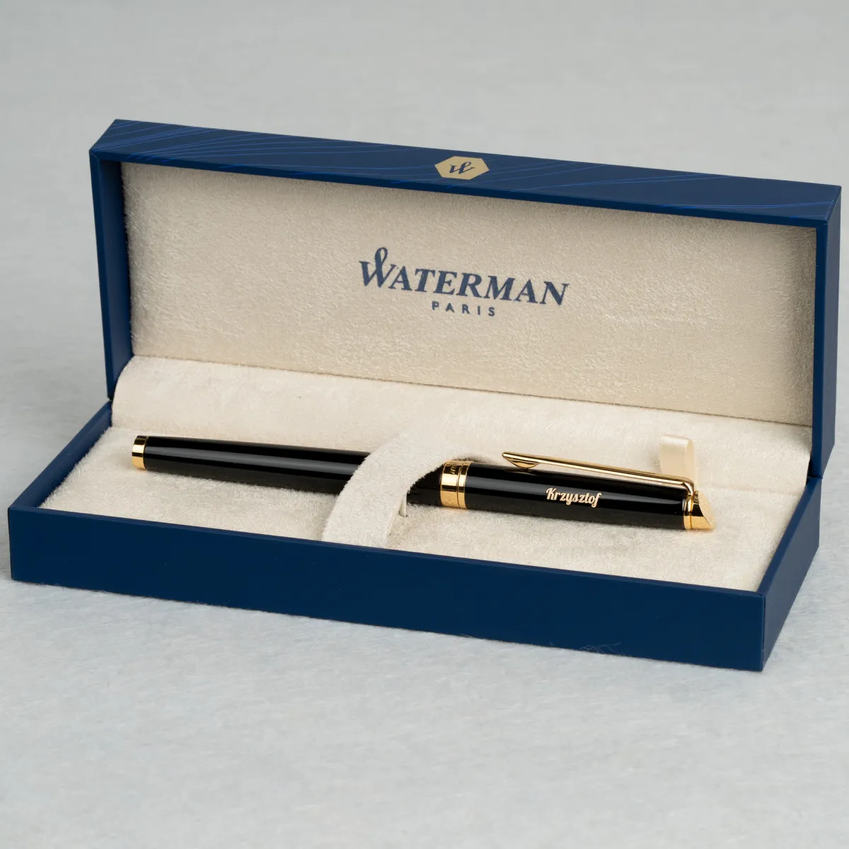 Pióro wieczne Waterman Hemisphere czarne GT z personalizowanym grawerem imienia „Krzysztof”, umieszczone w eleganckim etui Waterman
